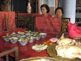 Kee Lai Huat name tablet being invited down for Cheng Beng Meal Kee Lai Huat name tablet being invited down for Cheng Beng Meal