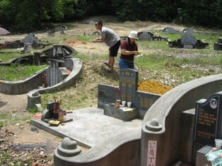Newton Kee clearing the tomb in Sungai Bakap Newton Kee clearing the tomb in Sungai Bakap