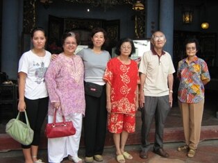 Nyonya Pearl with relatives during cheng beng Nyonya Pearl with relatives during cheng beng