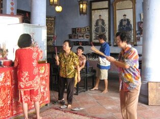 Descendants getting ready to pray Cheng Beng Kee Kongsi Descendants getting ready to pray Cheng Beng Kee Kongsi