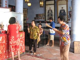 Descendants getting ready to pray Cheng Beng Kee Kongsi