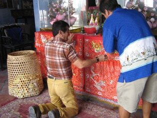 Pouring wine around the altar at Kee Kongsi Pouring wine around the altar at Kee Kongsi