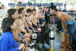 Breathing lesson by Dive Master in Pulau Payar Breathing lesson by Dive Master in Pulau Payar