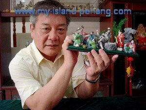 Master Xu Shi Ying displaying his creation Master Xu Shi Ying displaying his creation