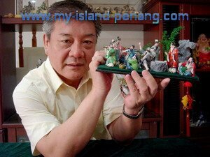 Master Xu Shi Ying displaying his creation