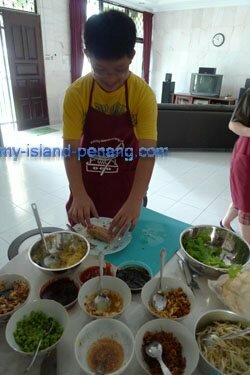 Chow Ee making Popiah in Penang Homecooks