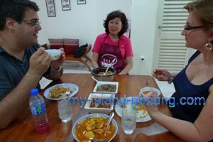 Mark and wife eating at Peanng Homecooks