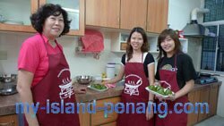 Student in Nyonya Kuih course