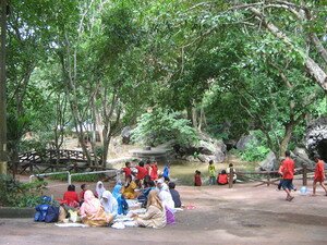 Picnickers in Gua kelam, Kaki Bukit Perlis