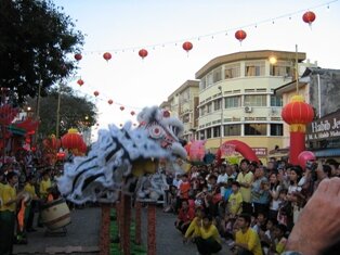 Excited Lion dancing on 10ft stand in Penang Excited Lion dancing on 10ft stand in Penang