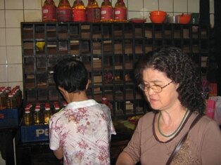 Pouring oil for love ones in Kuan Yin Teng Pouring oil for love ones in Kuan Yin Teng