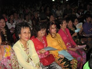 Pretty nyonyas in kebayas Pretty nyonyas in kebayas