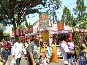 walking along panthals in thaipusam penang walking along panthals in thaipusam penang