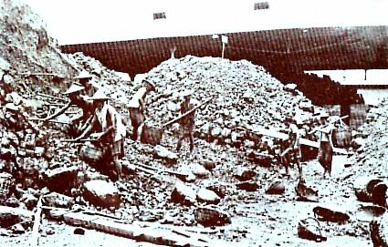 Chinese Coolies: Bricks laborers 1876 Early Chinese bricks laborers in Malaya 1876
