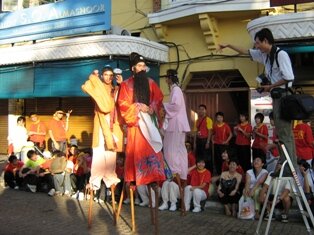 Men on stilts in Khoo Kongsi Penang