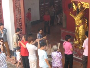 Folding the Thnee Kong Kim heavenly joss paper Folding the Thnee Kong Kim heavenly joss paper