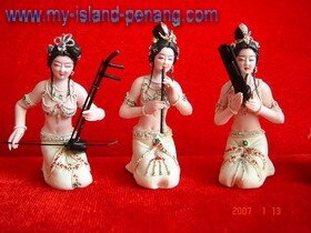 Master Xu 3 maidens playing and singing