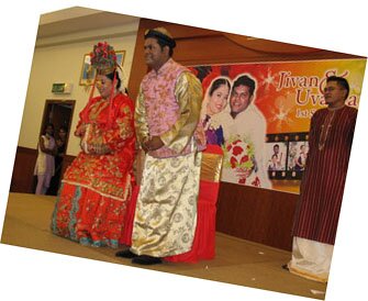 Thank you Bow to the guests in Nyonya Wedding