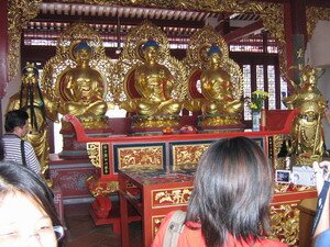buddhist caretakers in thni kong thua penang
