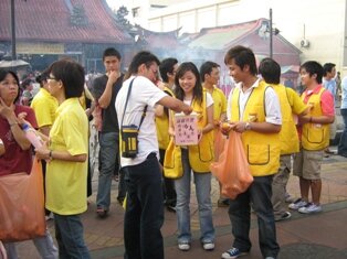 Fo Yi Volunteers during chap goh meh in penang